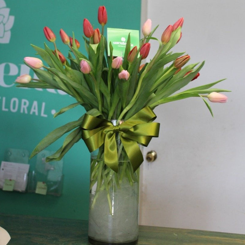 30 tulipanes en jarrón